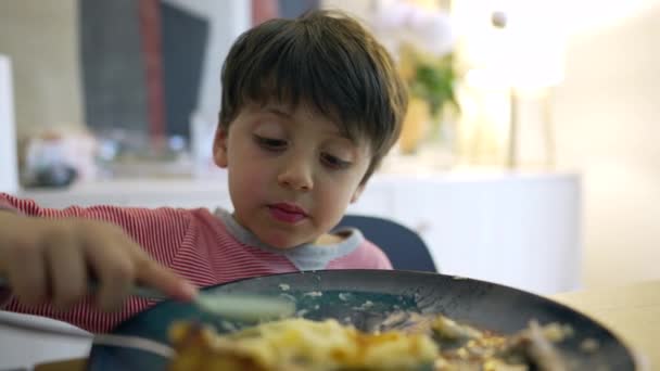 Petit Garçon Écrasant Des Pommes Terre Fourchette Enfant Nivelant Nourriture — Video