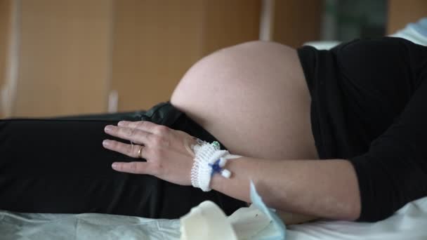 Doğum Öncesi Kasılmalar Sırasında Hastanın Eline Serum Takılmış Bir Şekilde — Stok video