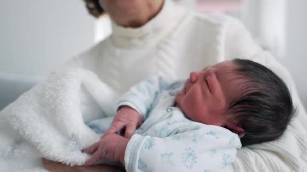 祖母抱着新生儿 婴儿开始哭泣 生命的头几天 最初阶段 — 图库视频影像