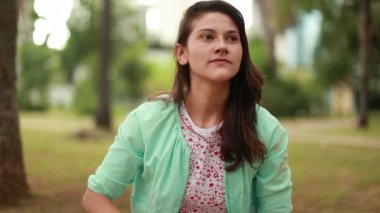 Parktaki genç kadın dışarıda çene gevşetiyor.