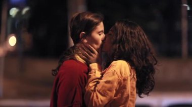 Lezbiyen öpücüğü LGBT romantizmi
