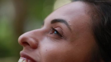 Meditasyon yapan barışçıl genç kadın yüzü dışarıda derin bir nefes alıyor.