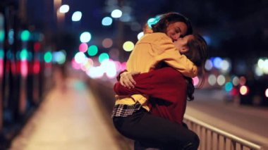 LGBT lezbiyen çift geceleri öpüşüyor