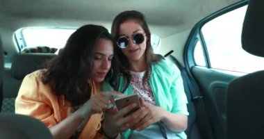Akıllı telefon kullanan kızlar.