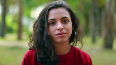 Kameraya bakan Latin Amerikalı Latin Amerikalı genç kadının portresi