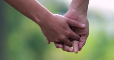 Ellerin yakın plan ayrılması. Elleri ayır, elleri ayır.