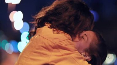 LGBT lezbiyen çift romantik gece çıkma ilişki kucaklaşması