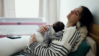 Yorgun Anne Yatakta Dinleniyor, Yorgun Anne Yeni Doğanla Uyuyor Yaşamın İlk Günlerinde Göğsünde