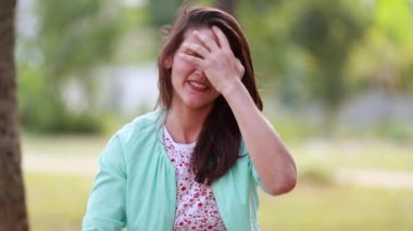 Kameraya bakarak saçlarını düzelten bir kız. Dinleme ve dikkat etme konsepti