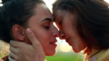 İki LGBT lezbiyen çifti arasında güzel bir aşk öpücüğü.