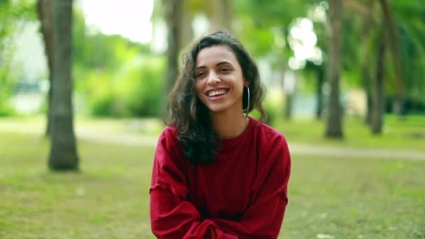 Chica Joven Vida Real Sonrisa Auténtica Risa Espontánea — Vídeo de stock