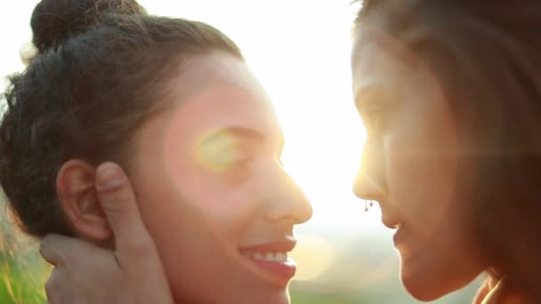 女同性恋 男同性恋 双性恋和变性者接吻真真切切的生活伴侣在户外热吻 — 图库视频影像