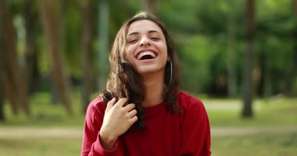 Счастливый Портрет Девушки Тысячелетия Улыбающейся Улице Парке Молодая Женщина Лет — стоковое видео