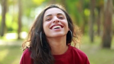 Gülümseyen mutlu Latin Amerikalı milenyum kızı