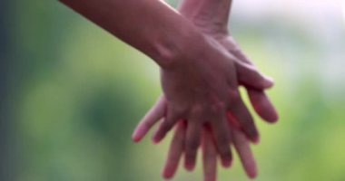 El ele tutuşan iki kişi. İki aşık arasında romantik bir anda birleşmek