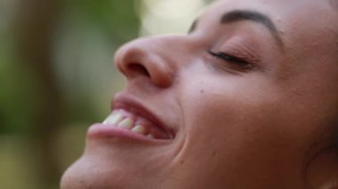 İspanyol genç kadın gökyüzüne gözlerini açıyor Tanrı 'yı, umudu ve inancı hissediyor.