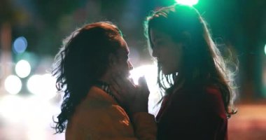 Geceleri şehirde öpüşen iki eşcinsel kadın