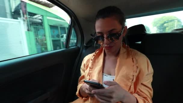 Jovem Usando Celular Banco Trás Carro Millennial Menina Montando Táxi — Vídeo de Stock