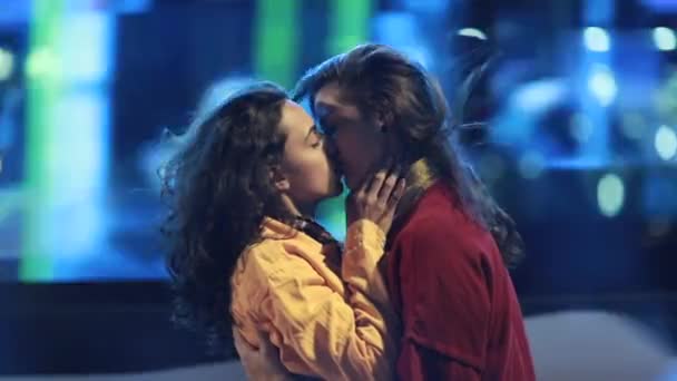 Girlfriends Kissing Each Other Night City Traffic Motion Passing Background — 图库视频影像