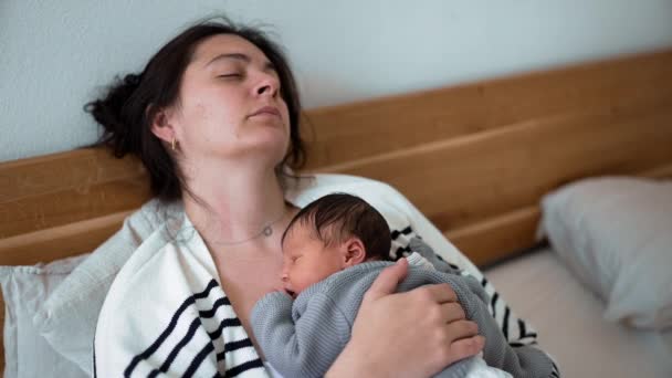 疲れた母と新生児は一生の最初の週の午後ナポリで一緒に眠り 母親は母親のケア 本物のライフスタイルのシーンの最初の週に疲労に苦しんでいます — ストック動画