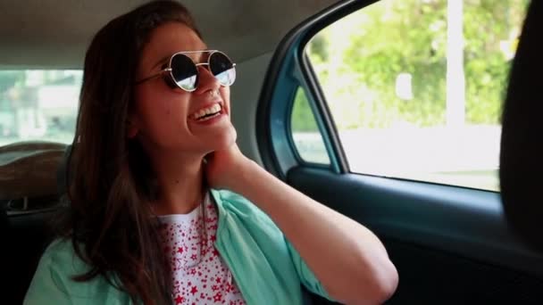 Sorridente Ridente Ragazza Passeggero Felice Nel Taxi Posteriore Ragazza Guardando — Video Stock