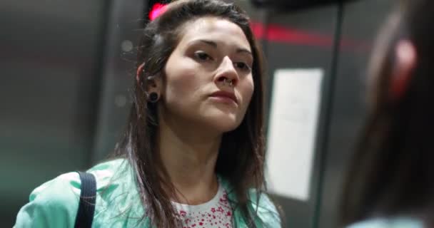 Femeia Pune Ochelari Soare Rotunzi Timp Uită Oglinda Liftului — Videoclip de stoc