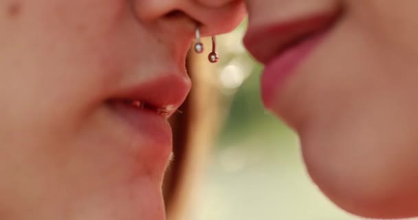 Makro Zbliżenie Dziewczyn Usta Prawie Całujące Się Nawzajem Lesbijki Para — Wideo stockowe