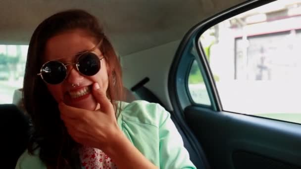 Lycklig Kvinna Spontan Verkliga Livet Skratta Och Baksätet Bilen — Stockvideo