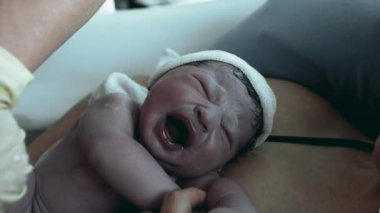 Yeni Doğan Doğumdan Sonra İlk Ağlıyor - Bebek Doğumu Sahnesi Anne Rahmine Uyum Sağlamakla Mücadele Ediyor
