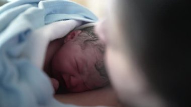 Hayatın İlk Anları - Doğumdan hemen sonra Yeni Doğan Anne Göğsünde Ağlıyor, Otantik Gerçek Hayat Sahnesi