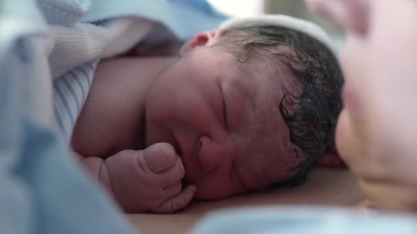 Første Minutter Nyfødt Baby Der Kommer Til Verden Første Skrig – Stock-video