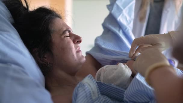 Mãe Tremendo Com Dor Logo Após Parto Bebê Recém Nascido — Vídeo de Stock