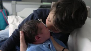 Hastanede yeni doğan bebeğiyle tanışan küçük çocuk, hastanede erkek kardeşler arasında duygusal bir an yaşandı. Kardeşi Eskimo öpücüğüyle karşılanan bir bebeğin ilk günü.
