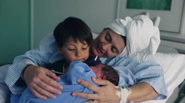 Yenidoğan 'ın hastanede geçirdiği ilk Aile Anları - Kardeşler birbirlerine bağlanır, anne sevinçle bakar oğlunun alnını okşarken