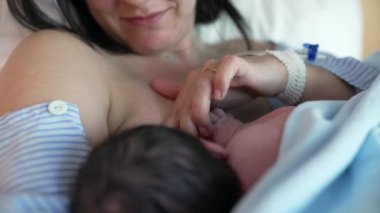 Özel Doğum Sonrası Bağlanma - Yeni Anne Doğumdan Sonra İlk Anneler Bakımının İlk Anlarını Vurguluyor