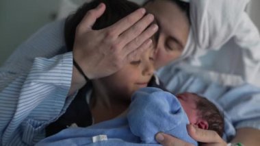 Aileler hastaneye yeni doğana hoş geldin diyor - Kardeş bebeğini kucağında tutuyor ve anne bakıyor, ilk kardeş bağını kutluyor