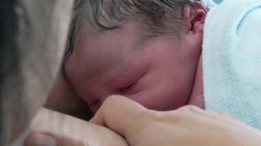 Hastane Kliniğinde Yeni Doğan Bebeğin İlk Dakika Sürecinde Emzirme Girişimi