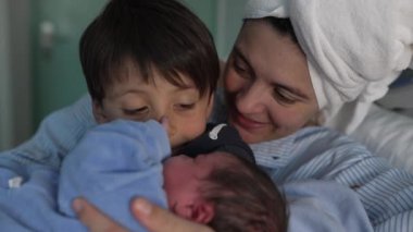 Hastanede Yeni Doğan Kardeşe Giriş - Genç Kardeş Yeni Bebeği Anne Gözlemlemesi Olarak Beşik Etti, İlk Aile Bağlanma Anını Kutluyor
