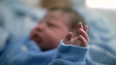 Yeni doğan bebeğin eli hayatın ilk gününde yakın çekim yapar. Bebek dünyayı ilk kez gözlemler. Hoş bir detay.