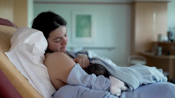 Момент Сближения Матери Новорожденным Ребенком Больнице После Родов Грудное Вскармливание — стоковое видео