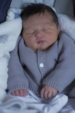 Yeni doğmuş bir bebeğin huzur içinde uyuması, sakinlik ve neşe dolu bir atmosfer yayması..