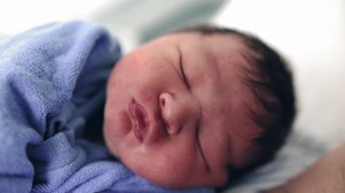 Yaşamın İlk Gününde Uyuyan Yeni Doğan - Doğumdan Sonra Barışçıl Yakın Çekim