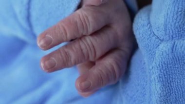 Yaşamın ilk günü yeni doğmuş bebek elinin makro yakın çekimi.