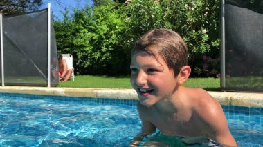 Havuzda suya dalan çocuk