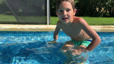 Havuz suyuna dalan çocuk