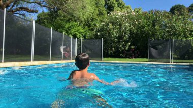 Havuzda yüzen çocuğun arkası