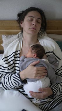 Annenin Sevgi Dolu Elleri 'nin Yaşamın İlk Günlerinde Tuttuğu Yenidoğan' ın Yakın Çekim Dikey Videosu