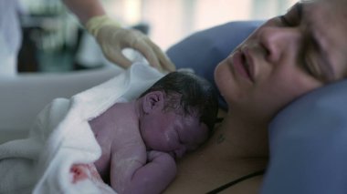 Gerçek hayatta doğum, doğumdan hemen sonra bebeğini kucağında tutan annenin tıbbi klinikteki küvette yatan annesinin aynı anda acı ve neşe yaşaması.