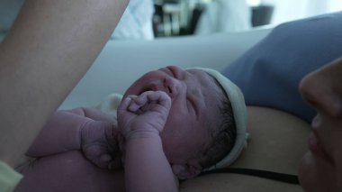 Yeni doğan bebek önce doğumdan sonra ağlar. İnsanın gerçek hayatta doğduğu an ilk kez annesinin rahmini annesinin göğsünde, derisinden tenine kadar dinlenirken bırakarak ağlar.