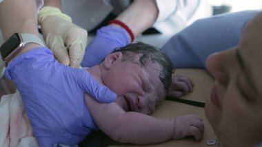 Doktor, bebeğin doğumunun ilk saniyelerinde annesinin göğsünde ağlar, doğumdan hemen sonra annesinin tenini hisseder, doğumda bebeğin ilk ağlamasını hisseder.